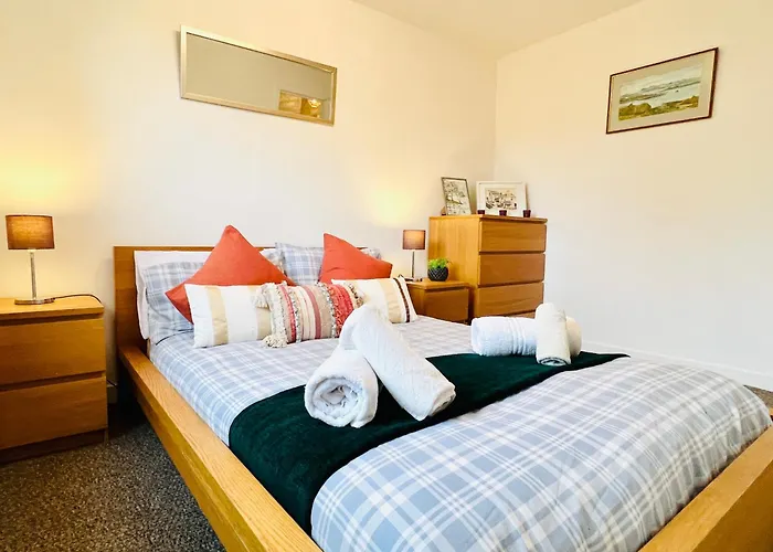 Beautiful & Spacious 2-Bed Flat In City Centre With Free Parking