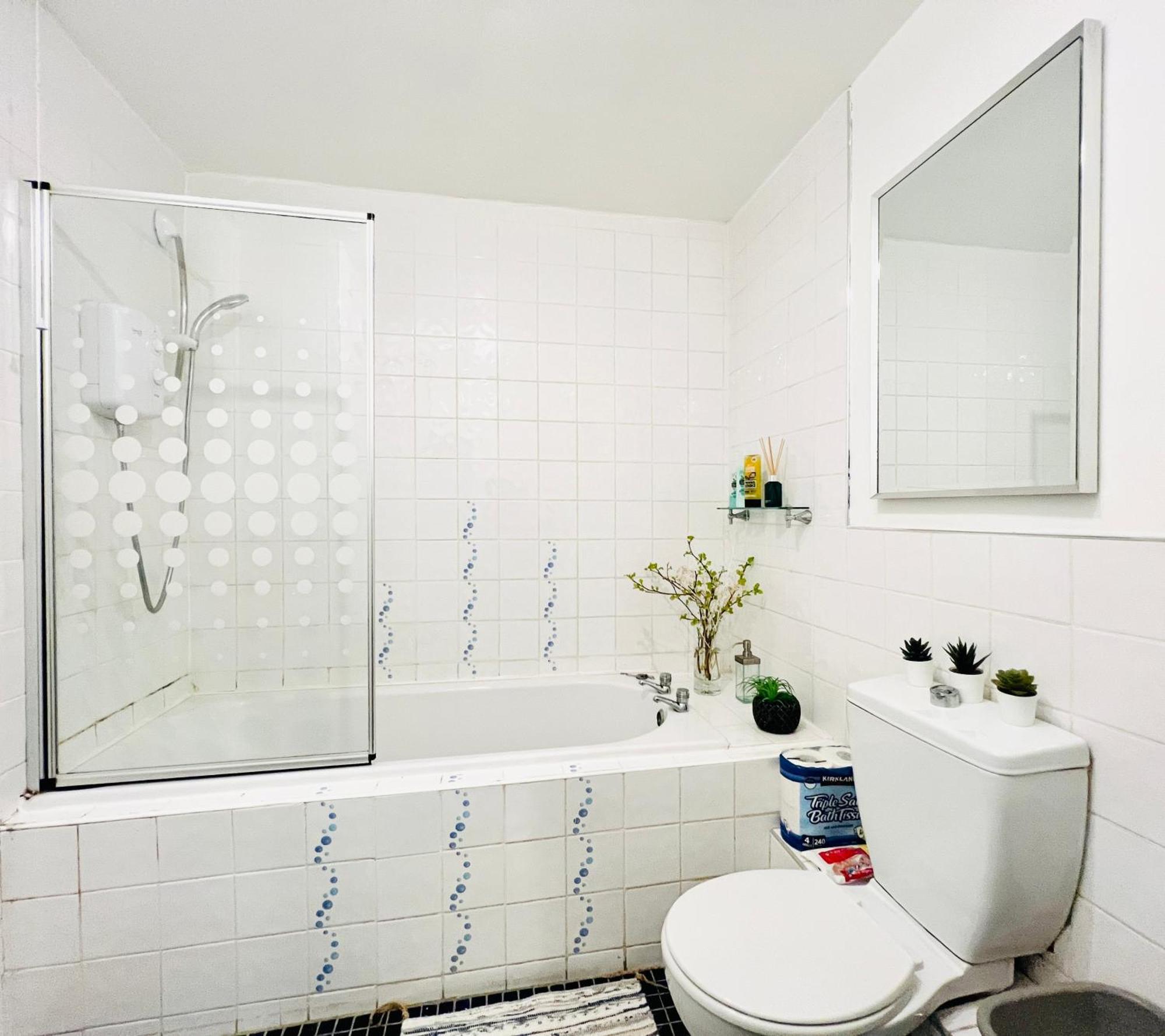 Beautiful & Spacious 2-bed Flat In Centre With Free Parking Appartamento