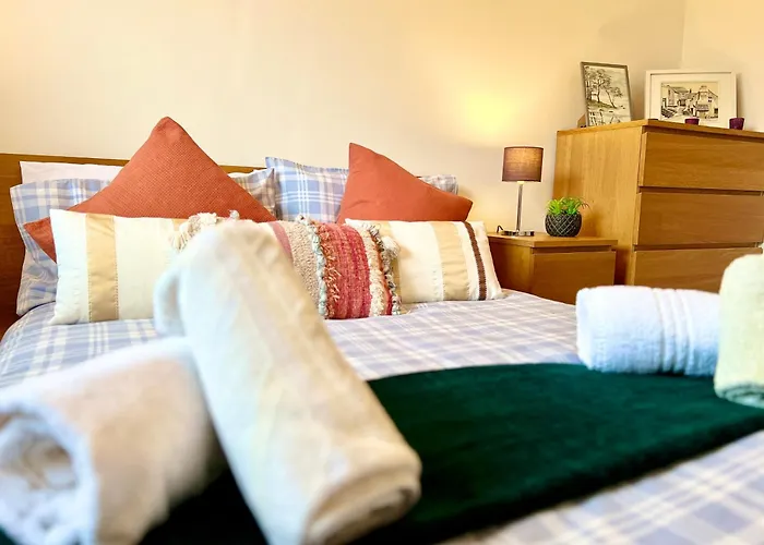 Beautiful & Spacious 2-Bed Flat In City Centre With Free Parking