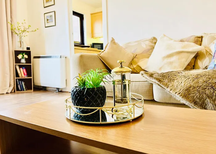 Beautiful & Spacious 2-Bed Flat In City Centre With Free Parking
